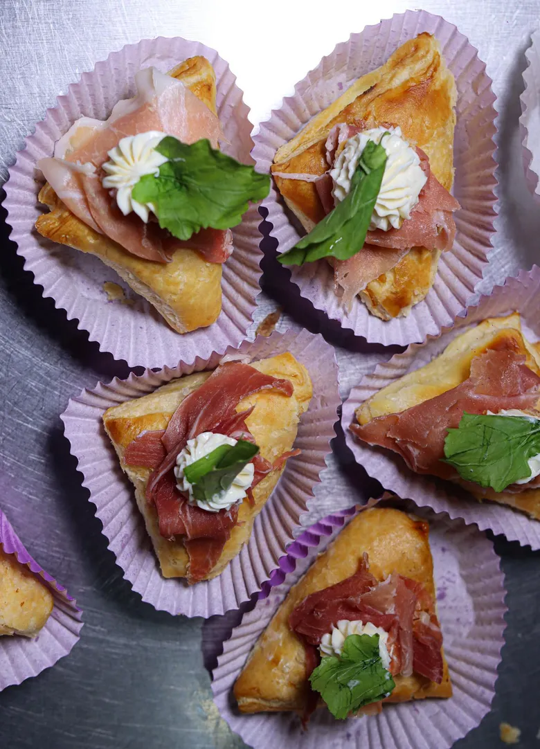 Pasapalos servidos para evento en Casita de Chuao