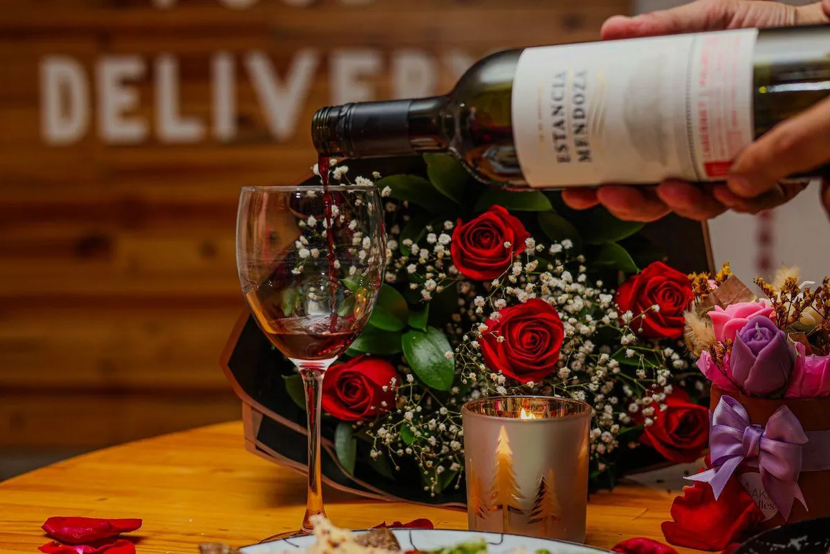 Vino servido en una mesa decorada con flores en Casita de Chuao