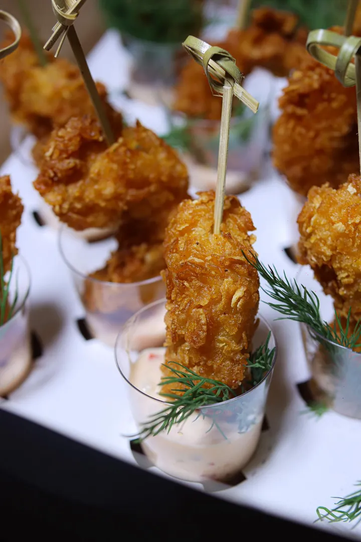 Pasapalos de catering servidos para evento en Casita de Chuao