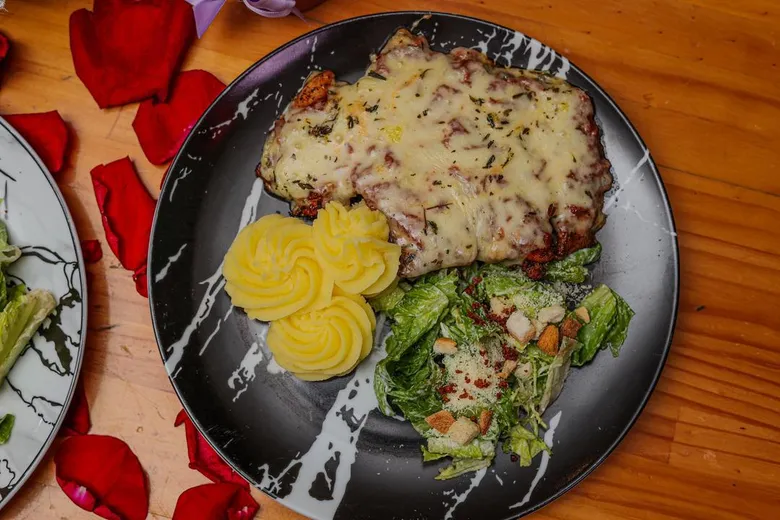 Plato principal servido en Casita de Chuao, restaurante boutique en Caracas