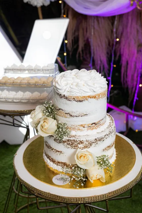 Mesa de evento con torta y decoración en Casita de Chuao